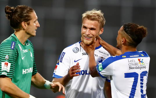 Norrköpings Sebastian Andersson mellan målvakt David