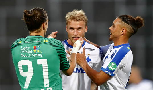 Norrköpings målvakt David Mitov Nilsson, Sebastian Andersson och Alexander Jakobsen jublar