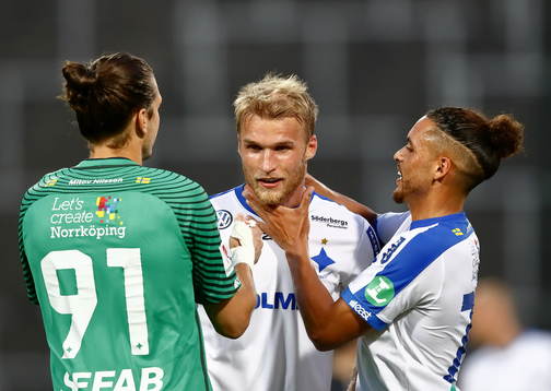 Norrköpings målvakt David Mitov Nilsson, Sebastian Andersson och Alexander Jakobsen jublar