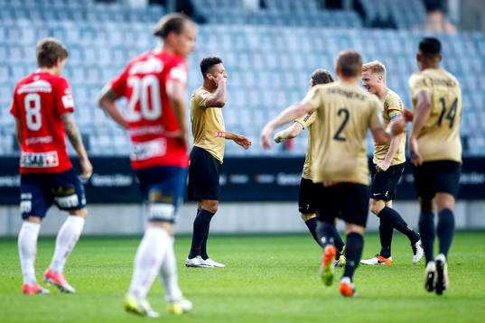 Brommapojkarnas Kevin Kabran jublar med lagkamrater