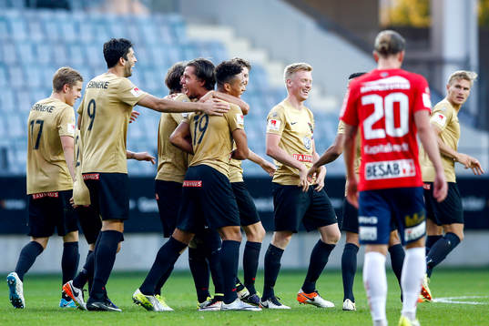 Brommapojkarnas Kevin Kabran jublar med lagkamrater