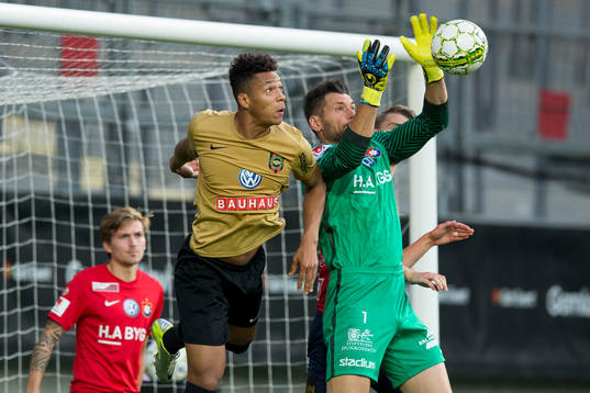 Brommapojkarnas Kevin Kabran i kamp om bollen med Örgrytes