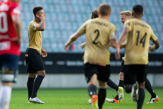 Brommapojkarnas Kevin Kabran jublar