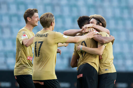 Brommapojkarnas Kevin Kabran jublar och omfamnas