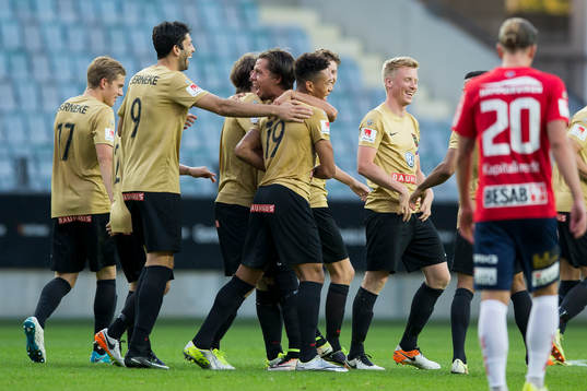 Brommapojkarnas Kevin Kabran jublar och omfamnas