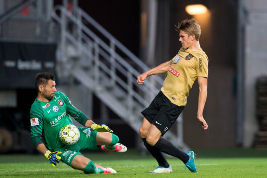 Örgrytes målvakt Stojan Lukic räddar ett skott från