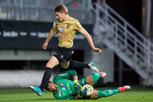 Örgrytes målvakt Stojan Lukic räddar ett skott från