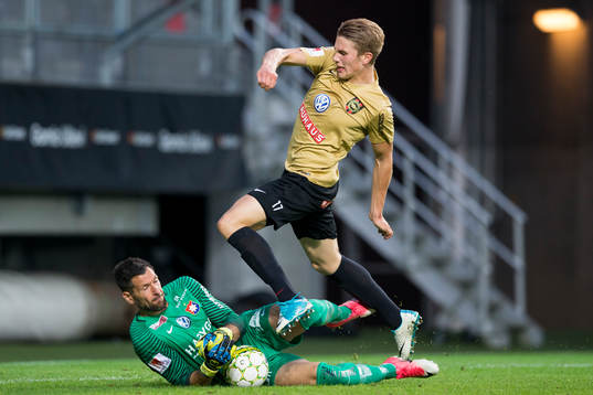 Örgrytes målvakt Stojan Lukic räddar ett skott från