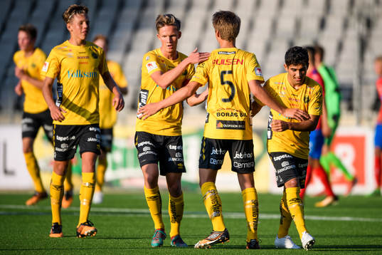 Elfsborgs Oliver Zandén (rygg mot kameran) klappas om efter mål