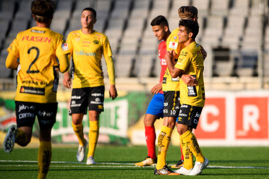 Elfsborgs Eduart Iljazi klappas om efter att gjort mål