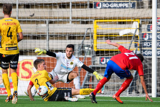 Elfsborgs Tim Stålheden och målvakt Camil Altun täcker