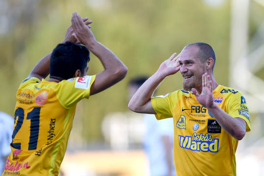 Falkenbergs Christoffer Carlsson jublar med Mahmut Özen efter att ha gjort 1-0