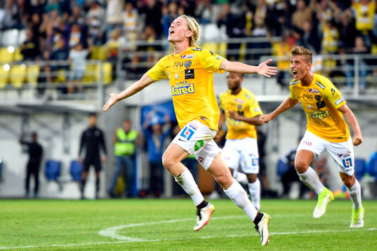 Falkenbergs Viktor Götesson jublar efter 2-0