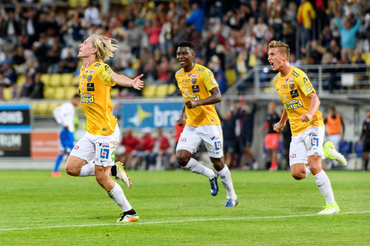 Falkenbergs Viktor Götesson (v) jublar efter att ha gjort 2-0 tillsammans med Dominic Chatto och John Björkengren (h)