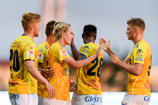 Falkenbergs Viktor Götesson (mitten) jublar med laget efter 2-0