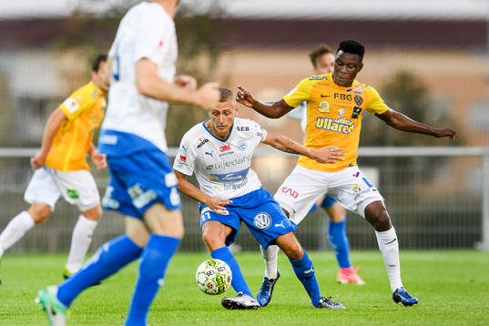 Värnamos Gentrit Citaku och Falkenbergs Dominic Chatto