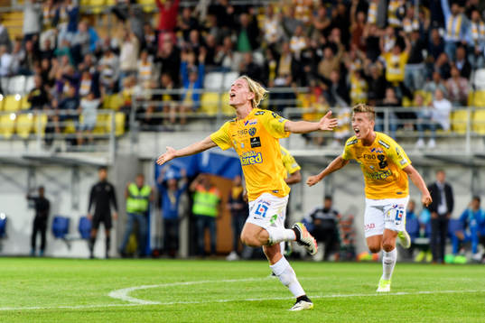 Falkenbergs Viktor Götesson (v) jublar