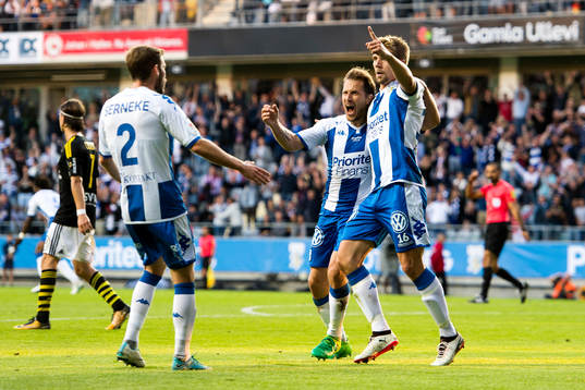 IFK Göteborgs Mikael Boman jublar tillsamman med Emil