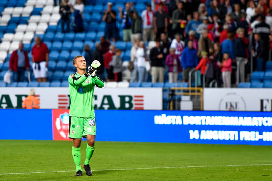 Helsingborgs målvakt Pär Hansson tackar publiken