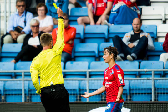 Domare Jonas Karlsson varnar Helsingborgs Alex Timossi Andersson