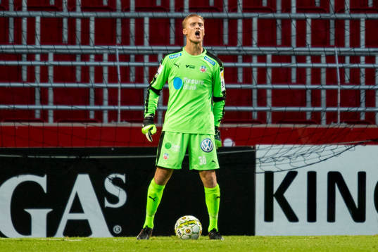 Helsingborgs målvakt Pär Hansson reagerar