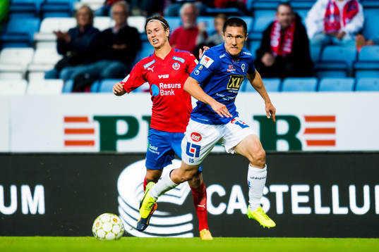 Helsingborgs Alex Timossi Andersson och Åtvidabergs Johan Ramhornunder fotbollsmatchen i Superettan mellan Helsingborg och Åtvidaberg den 10 augusti 2017 i Helsingborg.