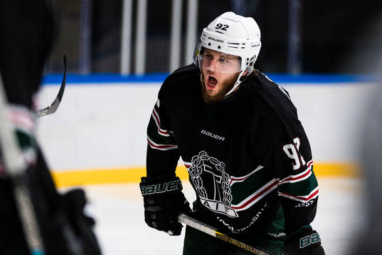 Tingsryds Daniel Norbe grinar illa