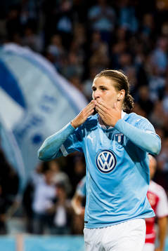 Malmö FFs Pawel Cibicki jublar efter han gjort 3-0