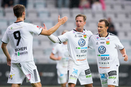 GAIS Simon Silverholt jublar ihop med Anton Wede och Dardan