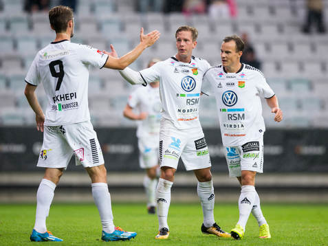 GAIS Simon Silverholt jublar ihop med Anton Wede och Dardan