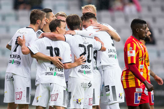 GAIS Simon Silverholt jublar ihop med lagkamrater efter sitt 1-0 mål
