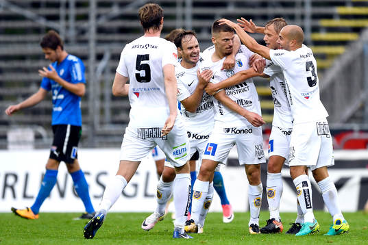 Sirius Shkodran Maholli jublar med lagkamrater efter 0-2