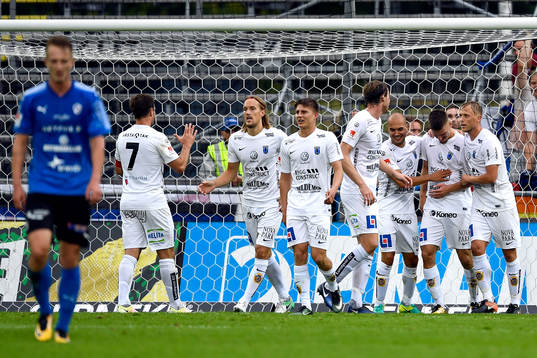 Sirius Shkodran Maholli jublar med lagkamrater efter 0-3