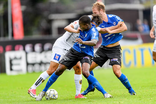 Sirius Stefano Vecchia i kamp med Halmstads Aboubakar Keita och Jesper Westerberg