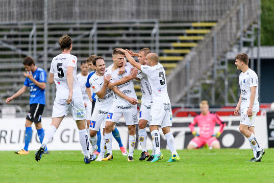 Sirius Shkodran Maholli jublar med spelarna efter 0-2