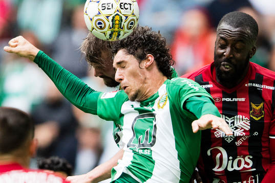 Hammarbys Romulo Cabral Pereira Pinto i en nickduell med