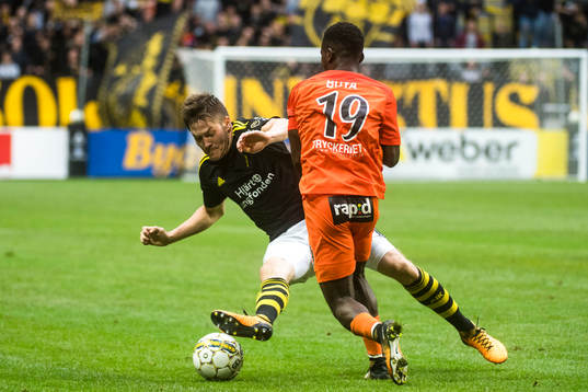 s Haukur Heidar Hauksson och AFC Eskilstunas Mohamed Buya