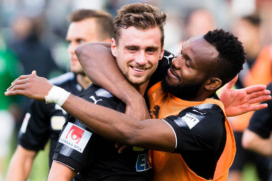 Örebros Filip Rogic jublar tillsammans med Michael Junior Omoh