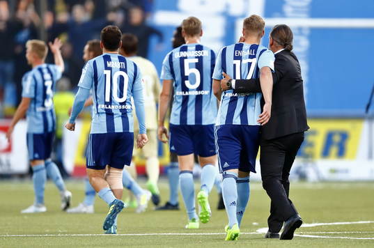 Jubel med Djurgårdens Gustav Engvall och tränare Özcan Melkemichel