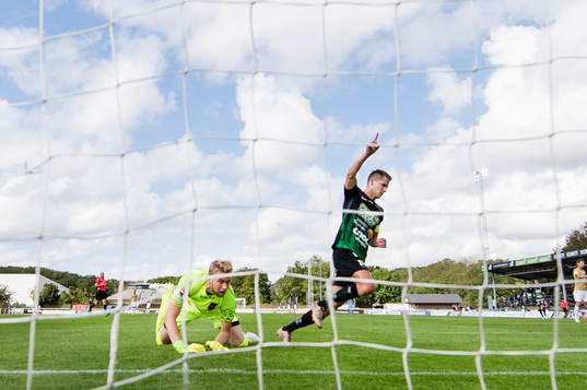 Varbergs Gabriel Altemark-Vanneryr gör 1-0 och jublar