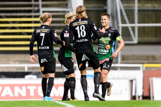 Varbergs Gabriel Altemark-Vanneryr (h)  jublar efter 1-0