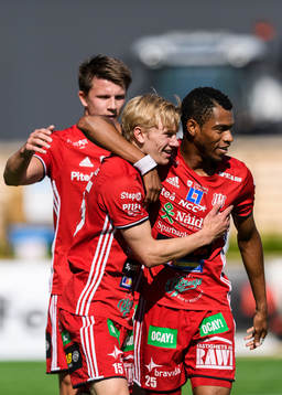 Piteås Johannes Lidström jublar tillsammans med Kraig Rochester efter sitt 1-0 mål