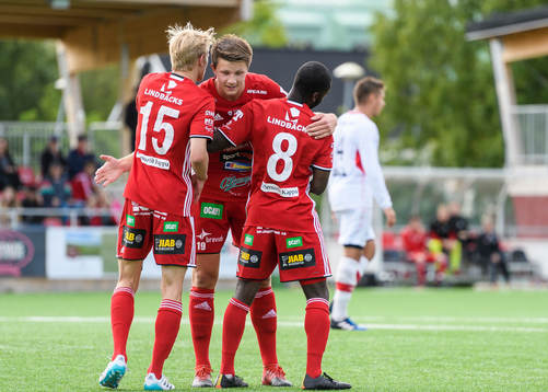 Piteås Joel Edström (m) jublar tillsammans med Johannes Lidström (v) och Samuel Naiwo (h) efter sitt 5-0 mål