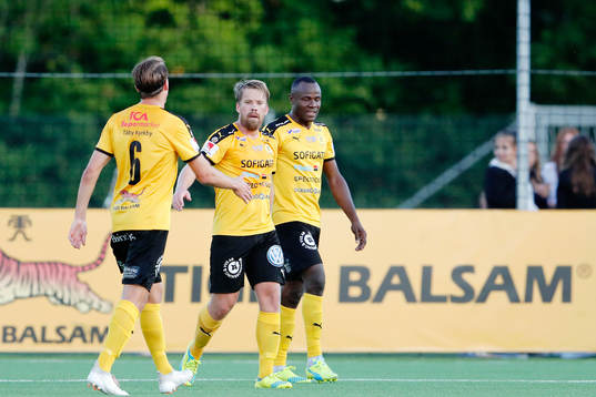 Frejs Joakim Runnemo (m) gör 1-0 och jublar med Philip Wiström och Pontus Åsbrink 