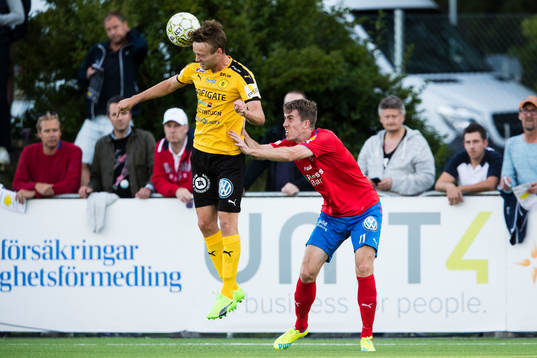 Frejs Jakob Glasberg i kamp om bollen med Helsingborgs Adam