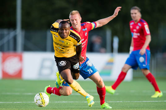 Frejs Nsima Peter i kamp om bollen med Helsingborgs Peter Larsson