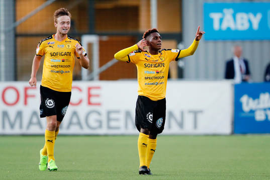 Frejs Jakob Glasberg  och Dida Rashidi efter 3-0