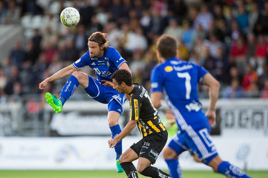 Sundsvalls Linus Hallenius i kamp om bollen med Häckens