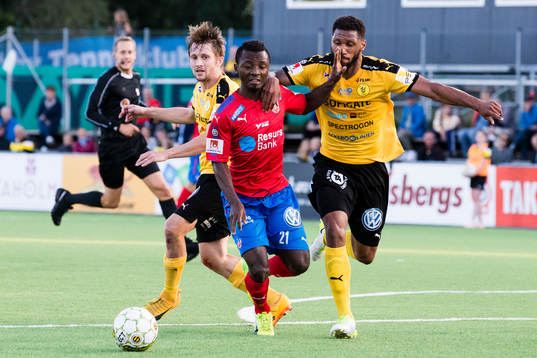 Helsingborgs Monday Samuel i kamp om bollen med Frejs Alie