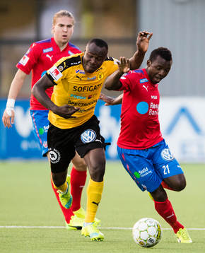 Frejs Nsima Peter i kamp om bollen med Helsingborgs Monday